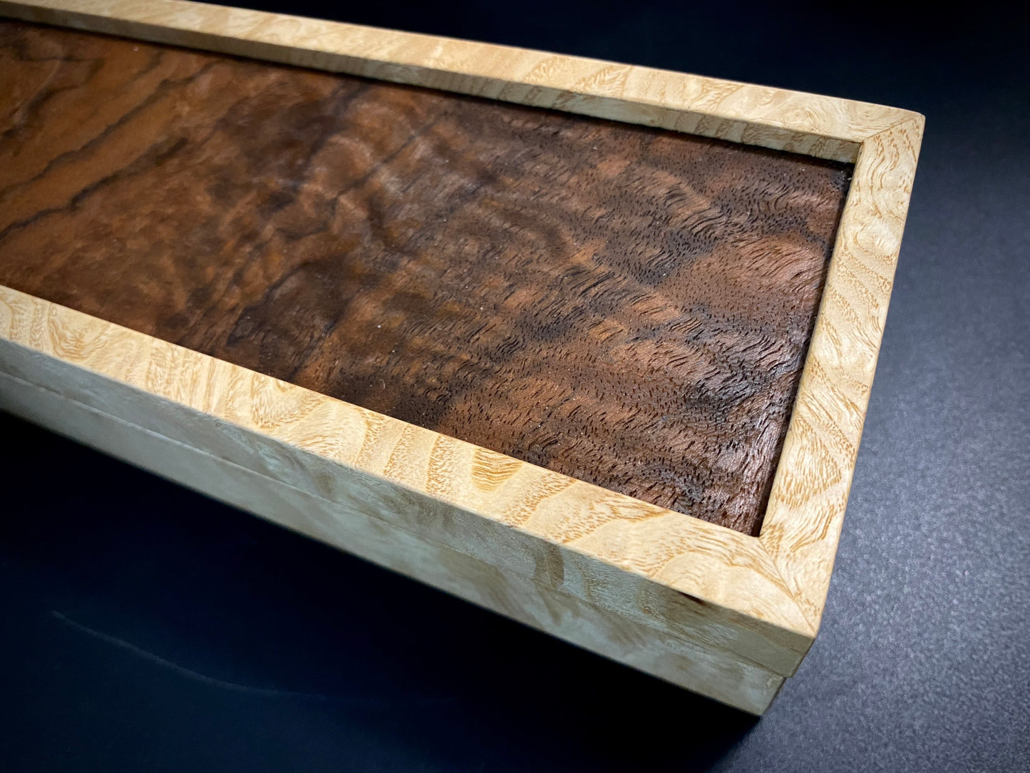 Boîte 345 mm. pour l'emballage de couteaux de qualité supérieure, en bois précieux. #BOX_10
