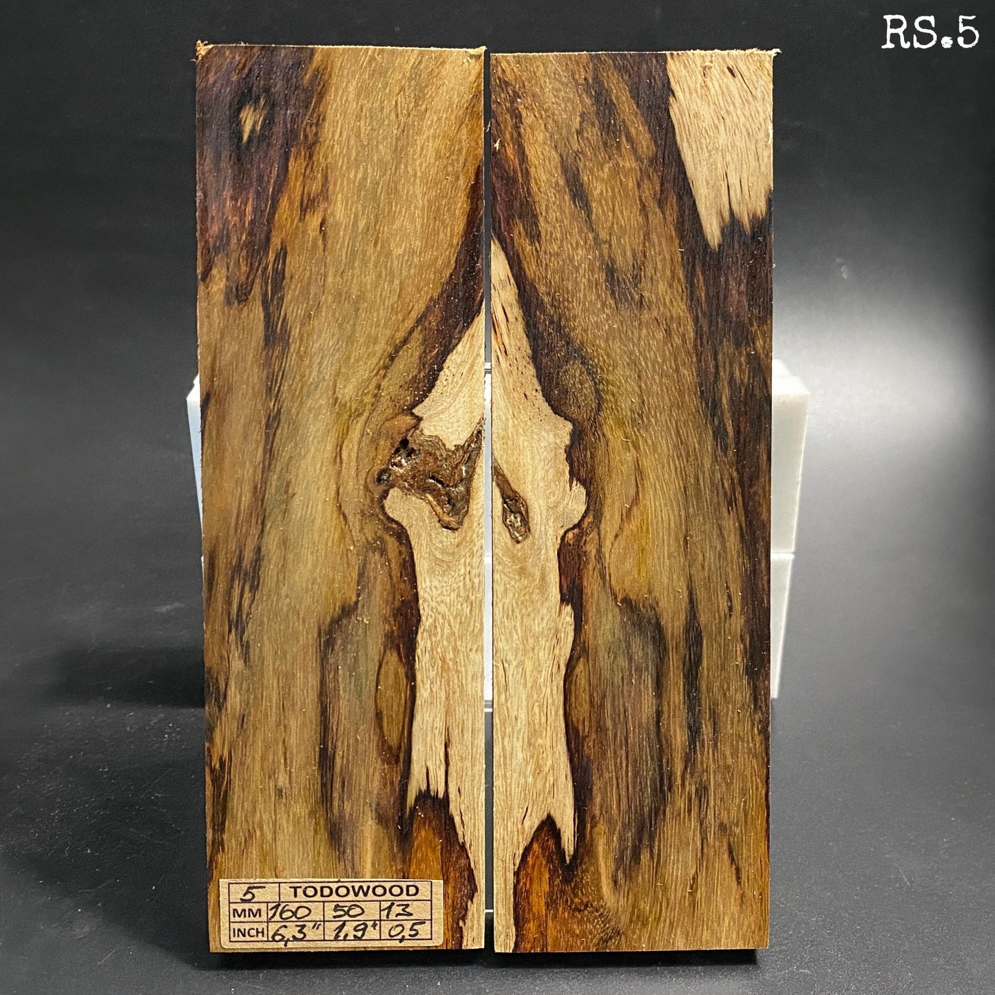 Miroirs en bois de rose, pour l'artisanat, le travail du bois, les bois précieux. Stock France. #RS.5